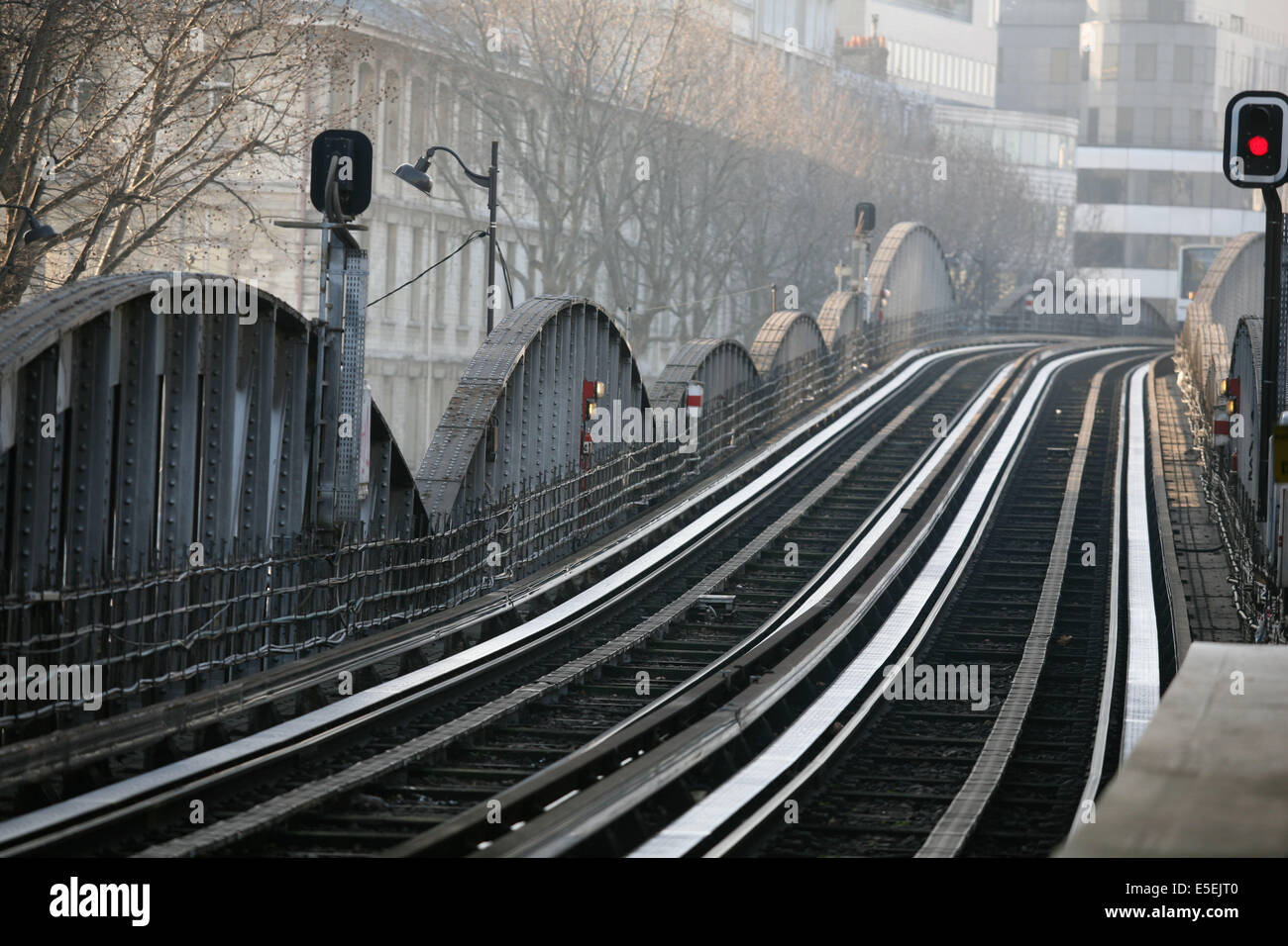 Francia, paris 13e - metro eyrien, quai de la gare, rails, ratp, Foto de stock