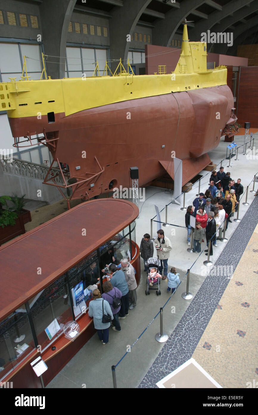 Francia Baja Normandia La Mancha Cotentin Cherbourg Cite De La Mer Ancienne Gare Transatlantique Bathyscaphe Archimede Dans Le Hall De La Cite De La Mer Fotografia De Stock Alamy