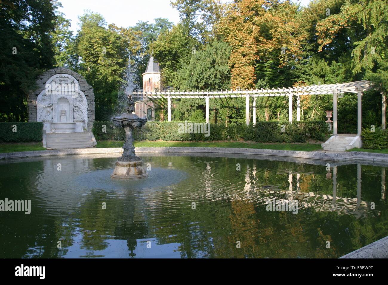 Francia, región ile de france, yvelines, louveciennes, pavillon de musique  de madame du barry, arquitectura claude nicolas ledoux, classisisme, jardin,  fontaine, eau jaillissante, jet d'eau Fotografía de stock - Alamy