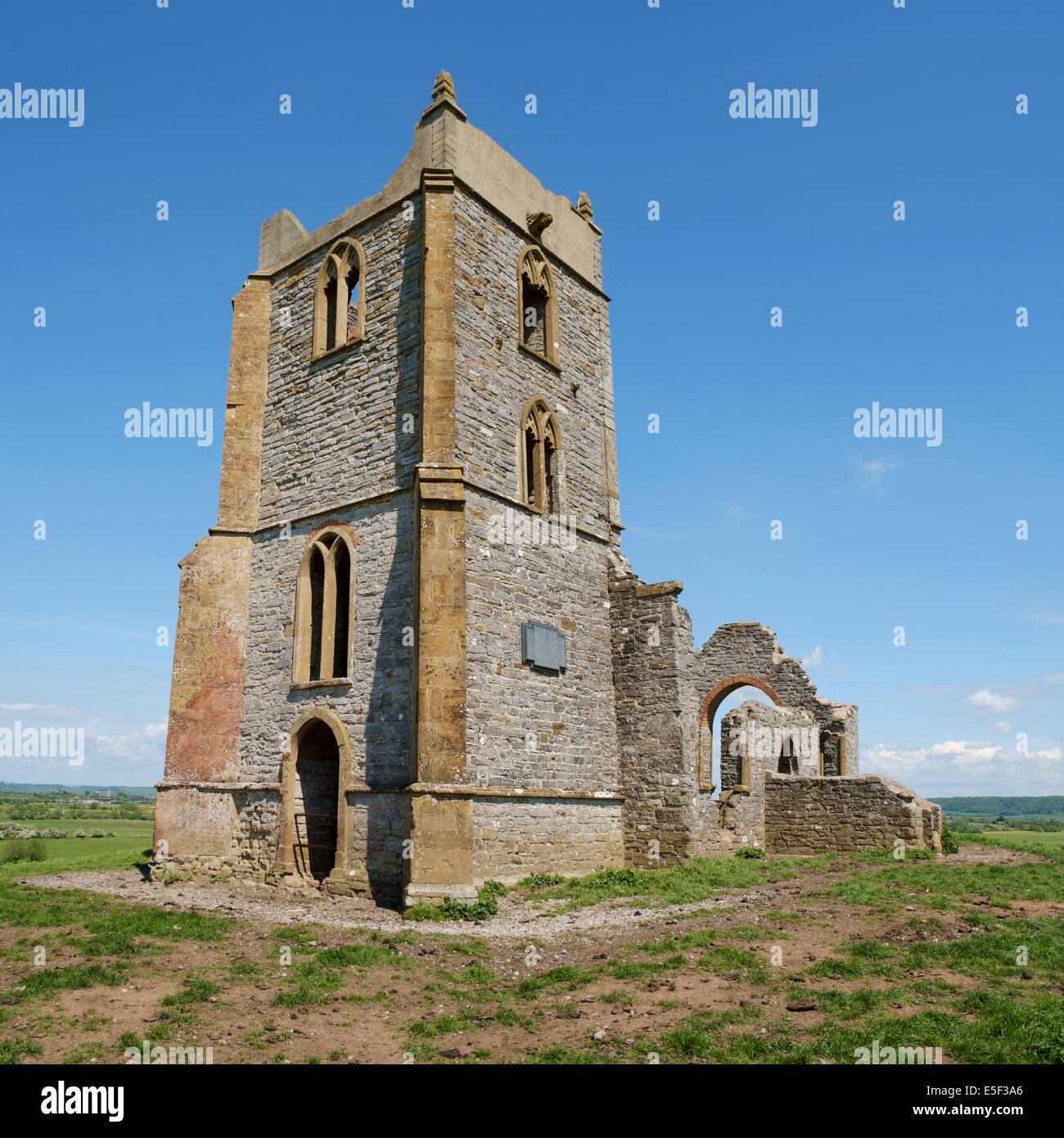 Antigua iglesia en ruinas en la cima de la colina, Burrowbridge Mump Madriguera, Somerset, Inglaterra, Reino Unido. Foto de stock