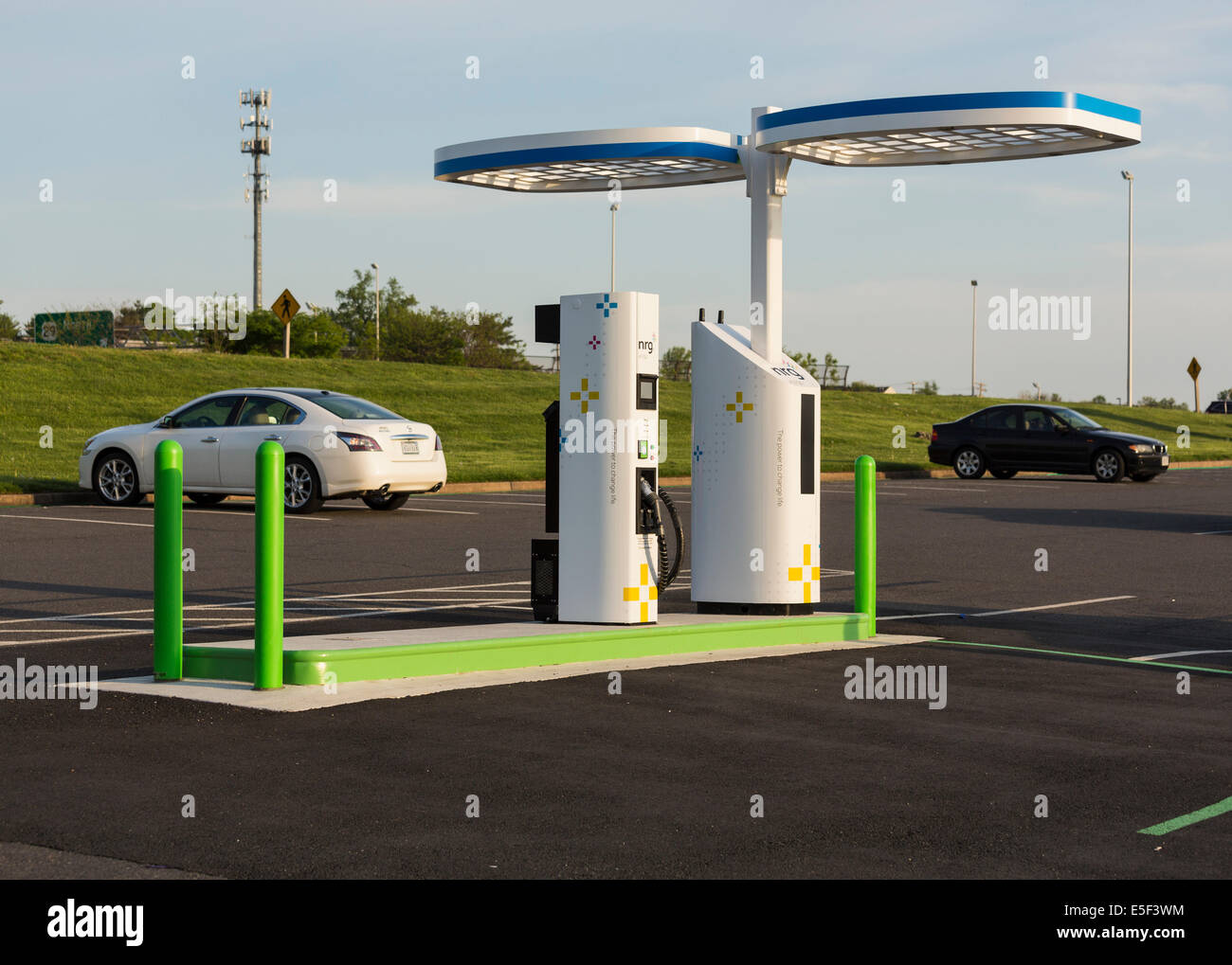 Estación de carga de coches eléctricos y estacionamiento en EE.UU. instaladas por NRG eVGO de recarga de vehículos eléctricos Foto de stock