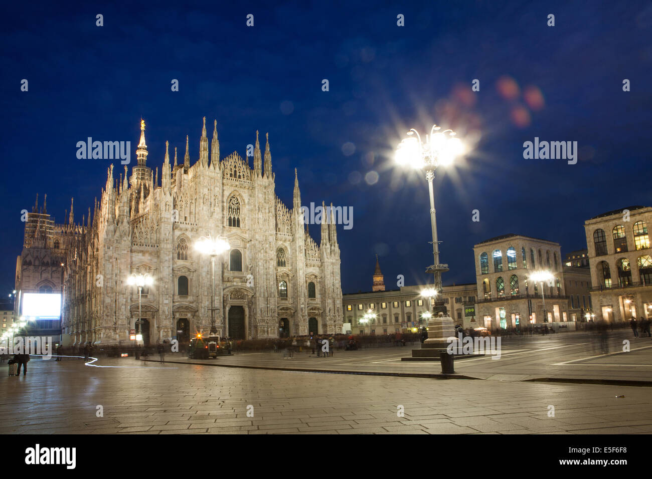 La catedral de Milán con la plaza del duomo en la noche, Italia Foto de stock