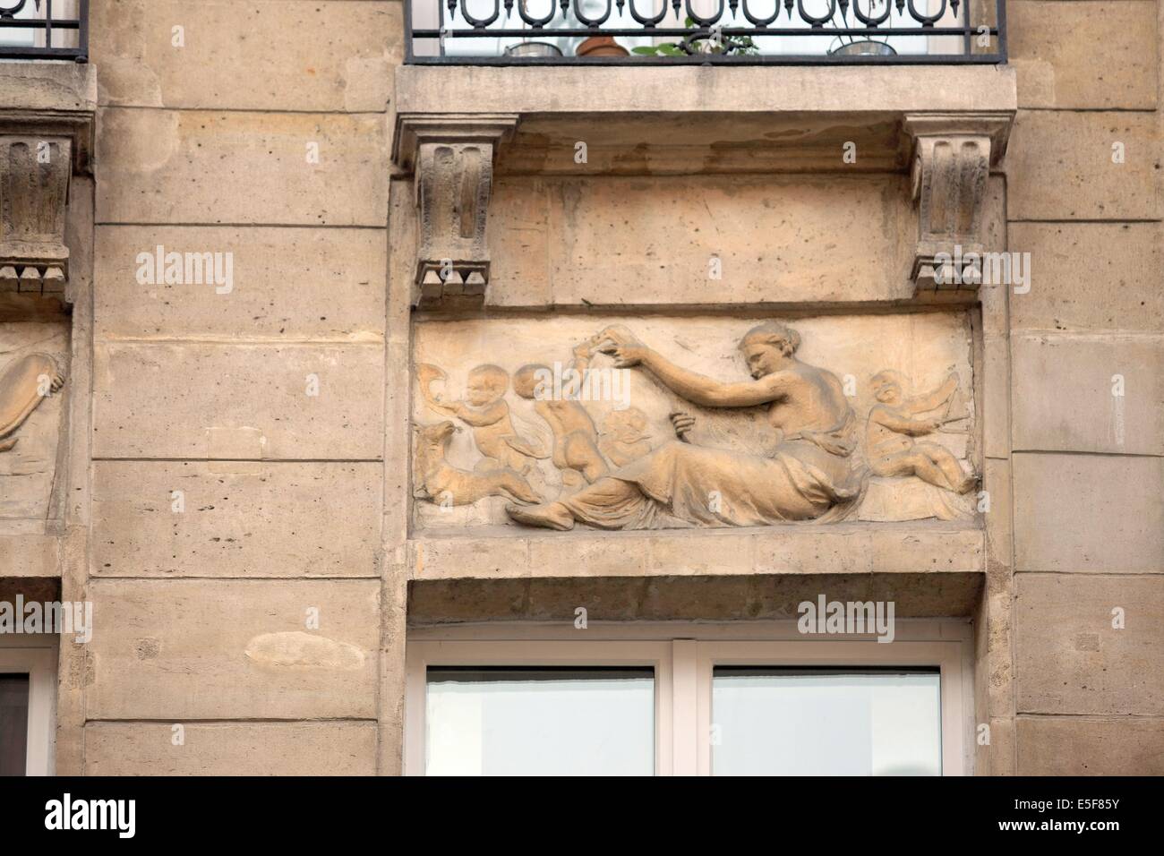 Francia, ile de france, parís 3e arrondissement, le marais, 137 rue vieille du Temple, detalle de bajorrelieves en fachada d'un immeuble, escultura, Fecha : 2011-2012 Foto de stock