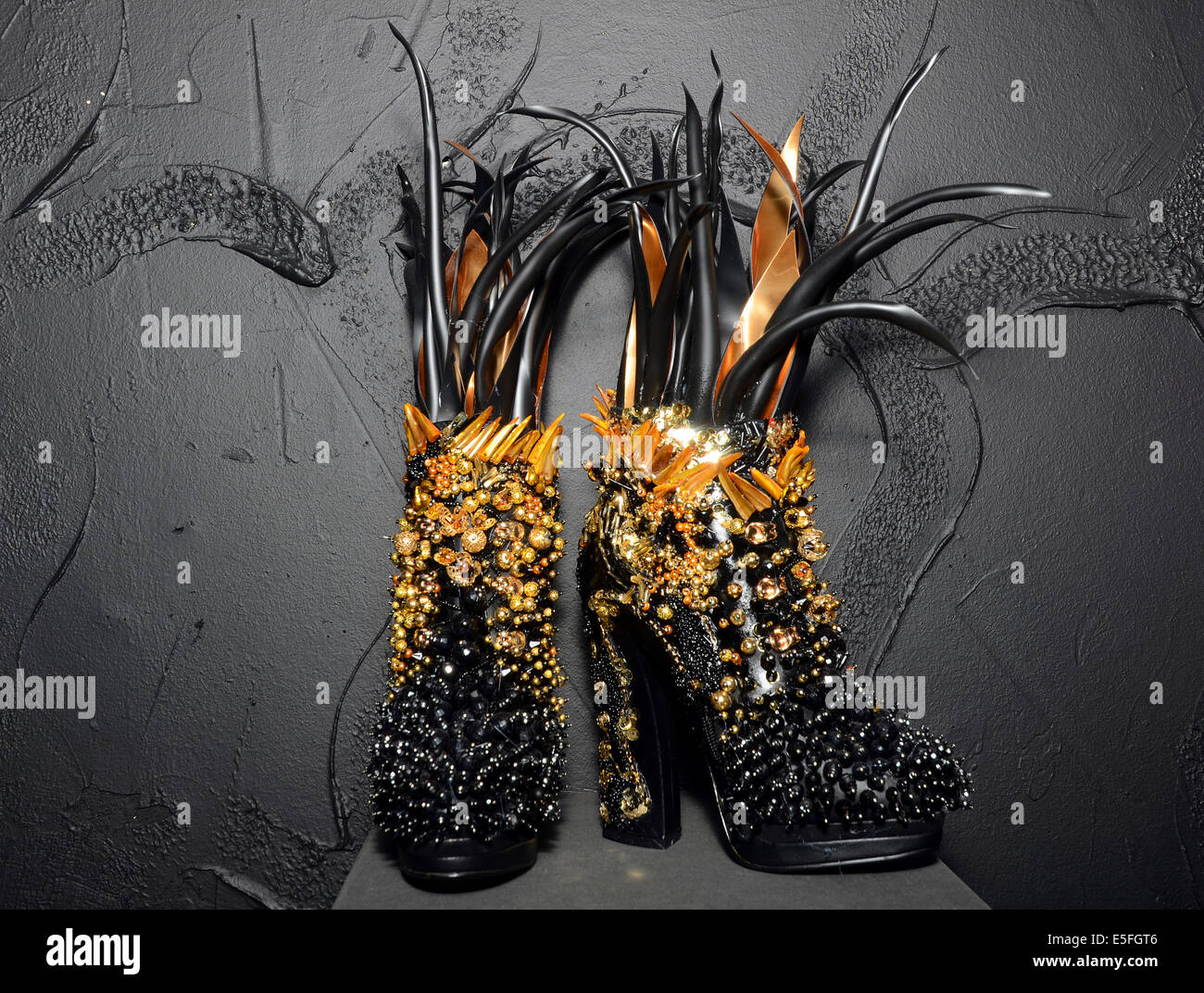 En Dusseldorf, Alemania. El 29 de julio, 2014. Zapatos por el artista y  diseñador Svenja Ritter son vistos antes de la inauguración de la  exposición "Arte Shoes - zapatos en el arte