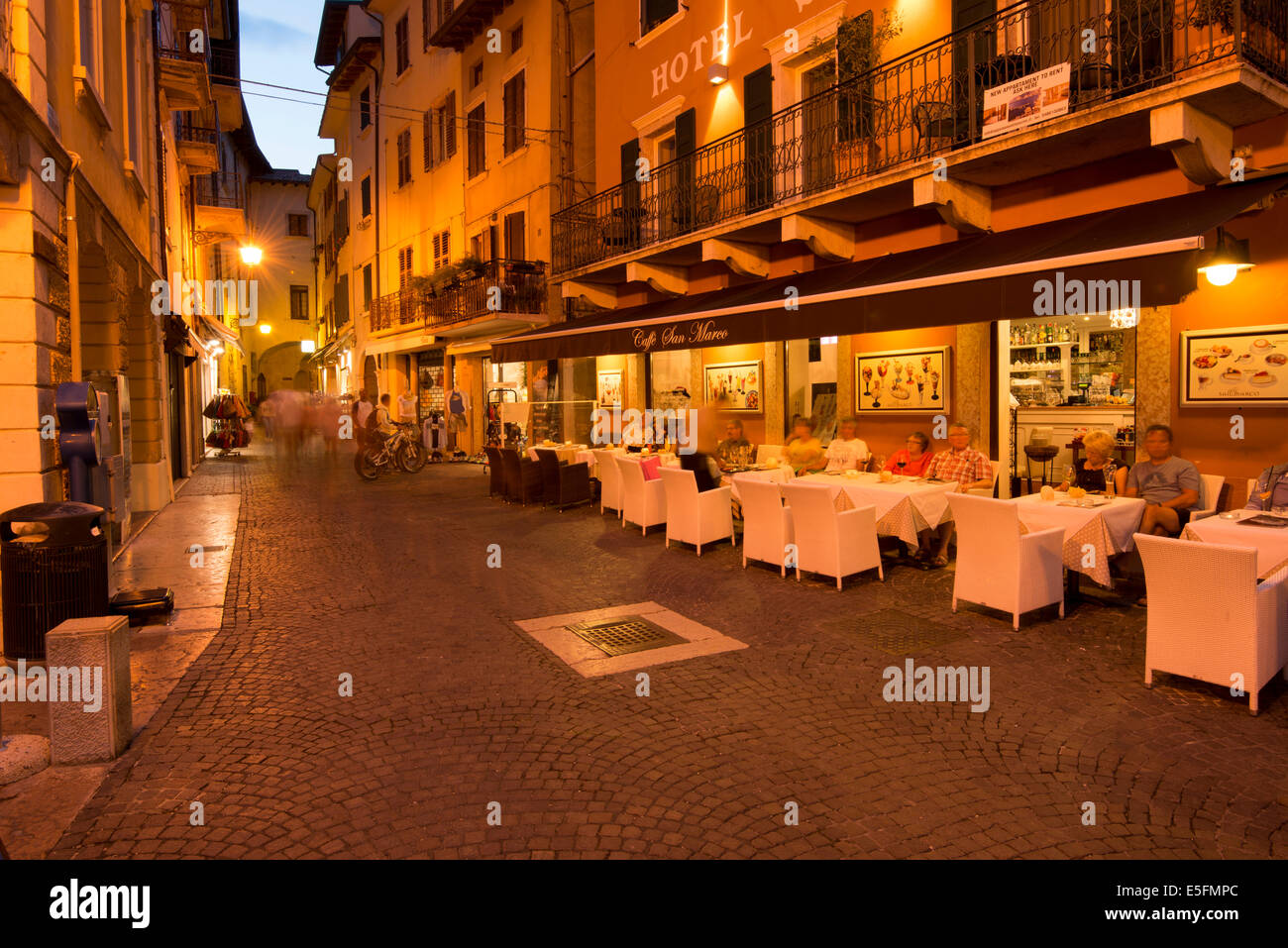 Restaurante en la noche, Malcesine, provincia de Verona, Véneto, Italia Foto de stock