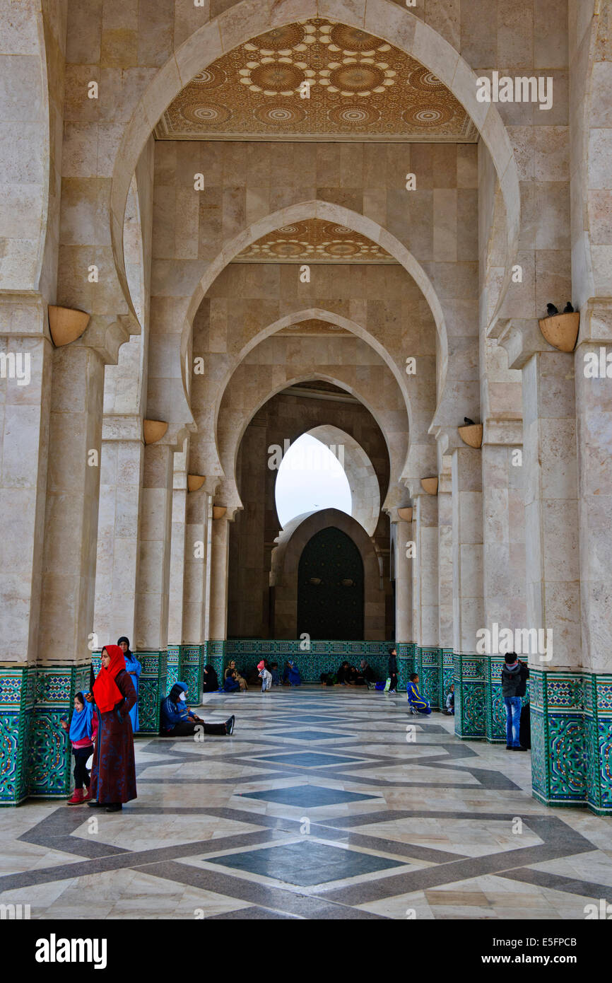 Mezquita de Hassan II es la mezquita más grande de Marruecos y de África y el segundo más grande del mundo, construida en 1993, Casablanca, Marruecos Foto de stock