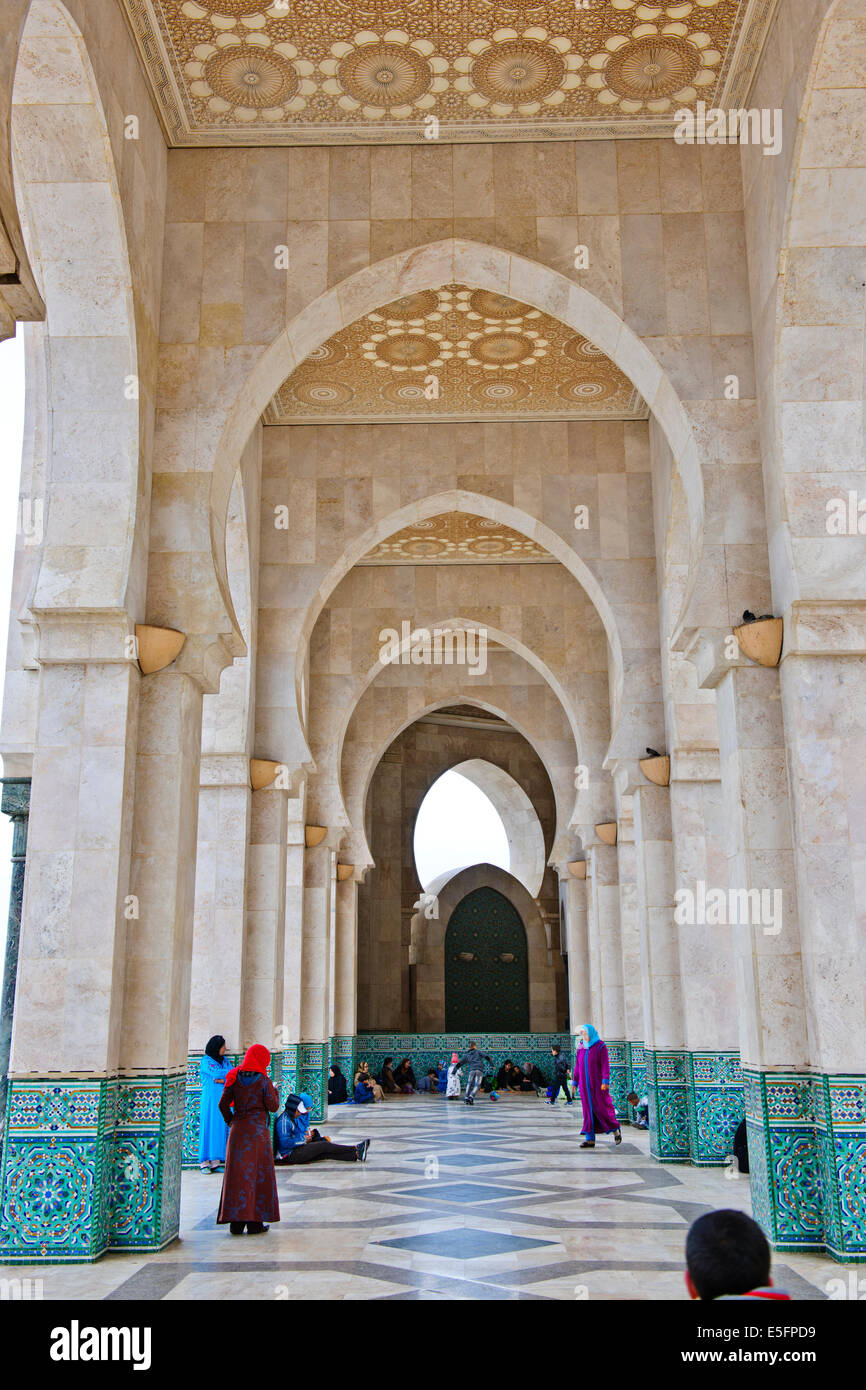 Mezquita de Hassan II es la mezquita más grande de Marruecos y de África y el segundo más grande del mundo, construida en 1993, Casablanca, Marruecos Foto de stock
