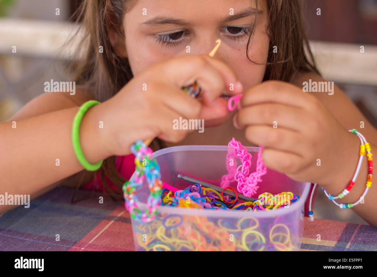 Chica haciendo pulsera fotografías e imágenes de alta resolución - Alamy