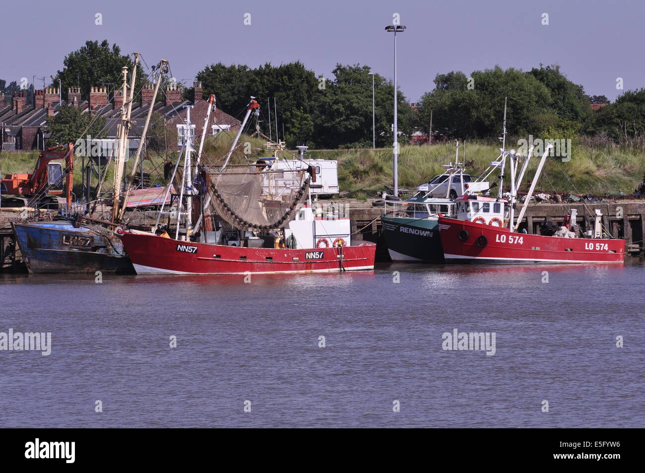 Barcos en King's Lynn aparejados para la pesca de gambas Foto de stock