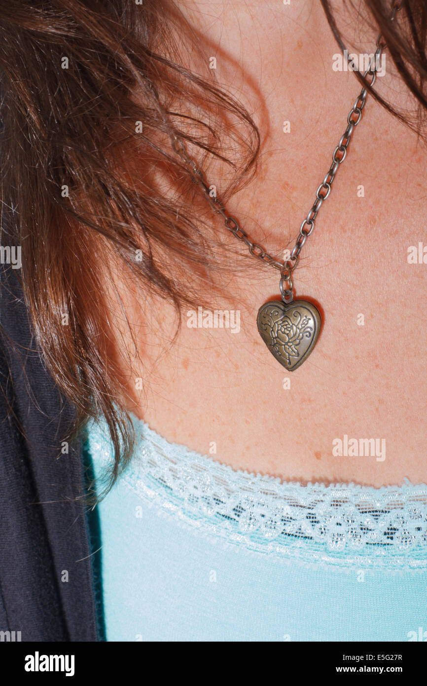 Sección intermedia de mujer vistiendo collar en forma de corazón Foto de stock