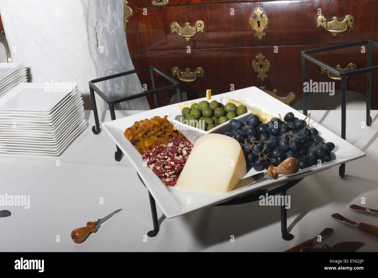 Disposición de fruta en comedor Foto de stock