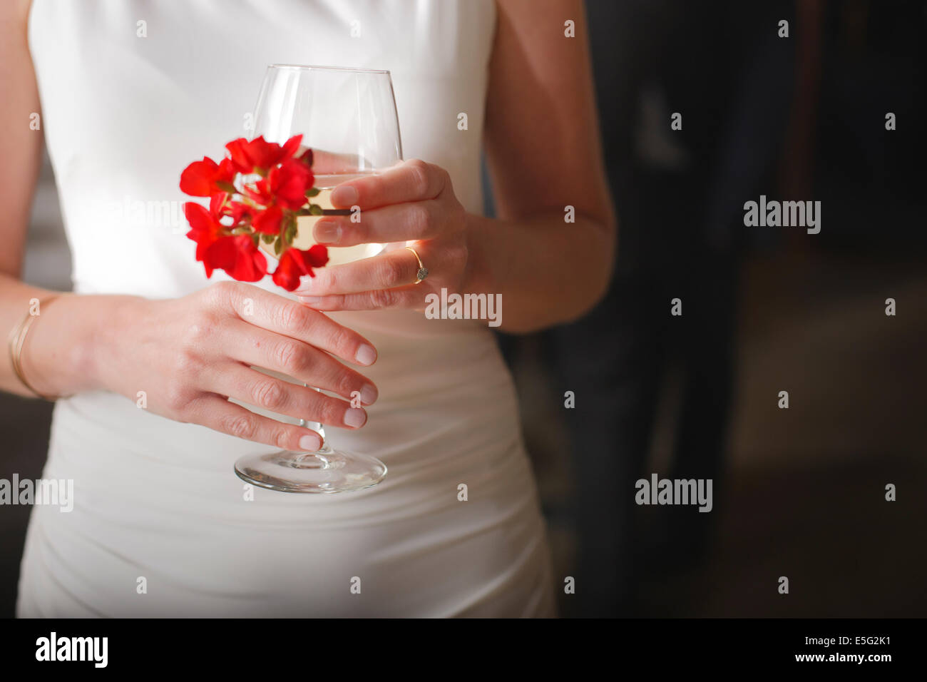 Sección intermedia de mujer elegante celebración copa de champaña Foto de stock