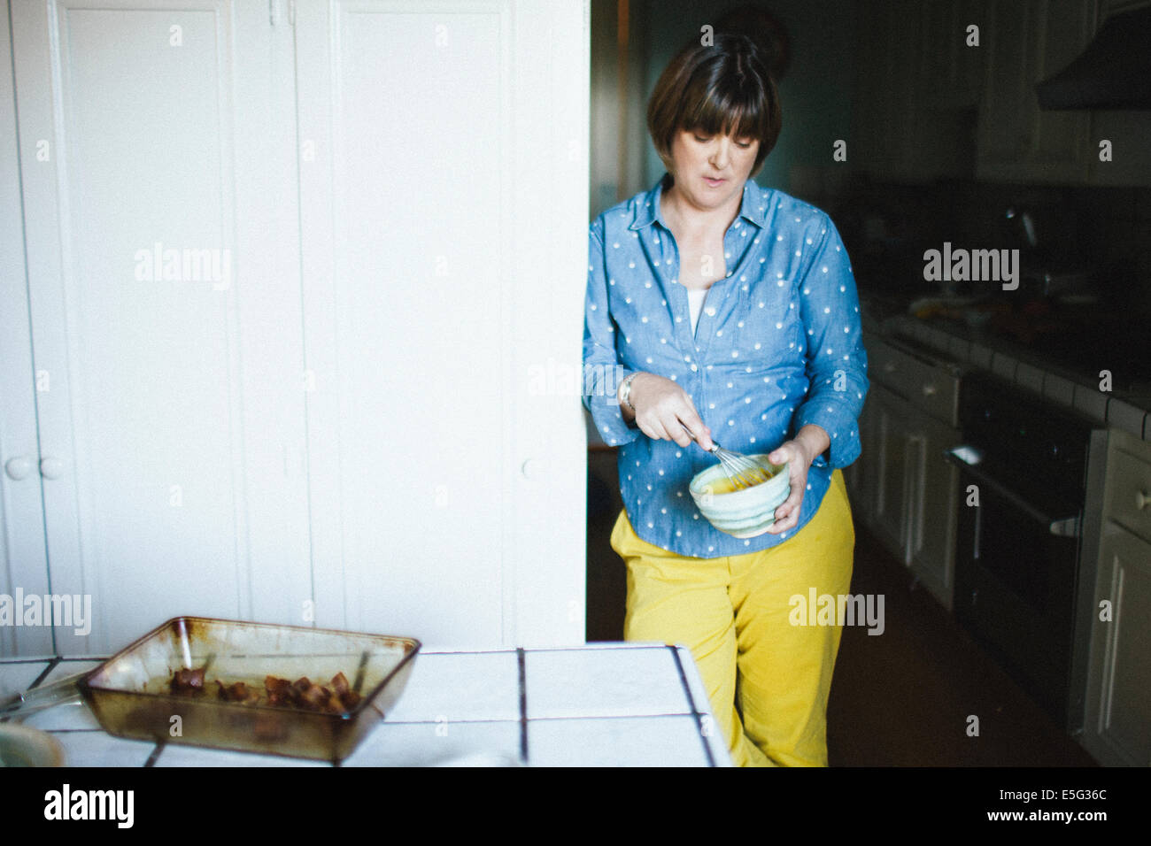 Mujer cocina Foto de stock