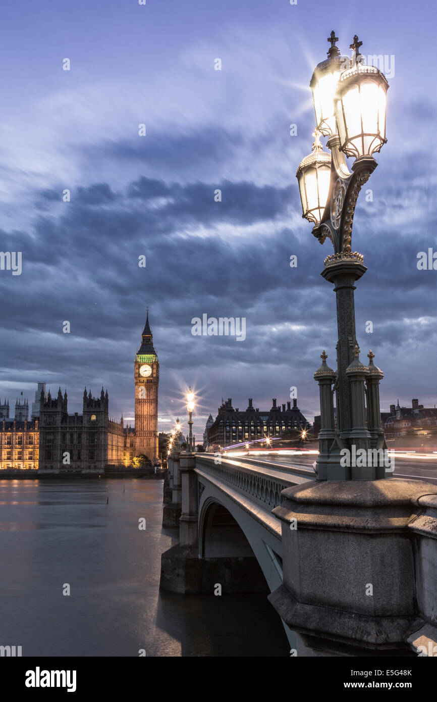 Westminster Bridge, linterna tradicional, vista lejana de la Casa del Parlamento y Big Ben, Westminster, Londres, Reino Unido Foto de stock