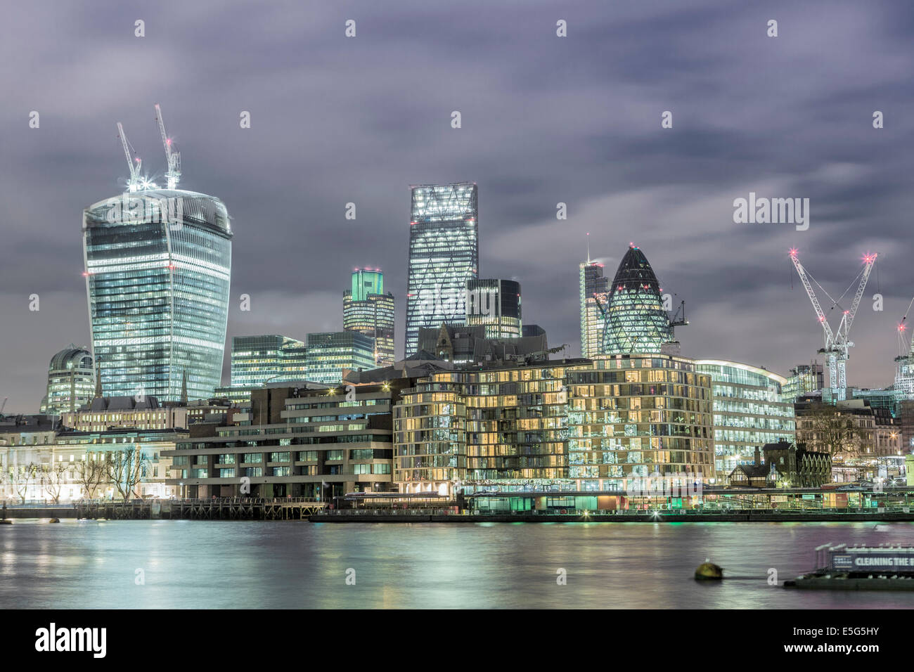 Ciudad de Londres, el distrito financiero y comercial de pepinillo Cheesegrater skyline mostrando, y edificios de Walkie Talkie, Londres, Reino Unido. Foto de stock