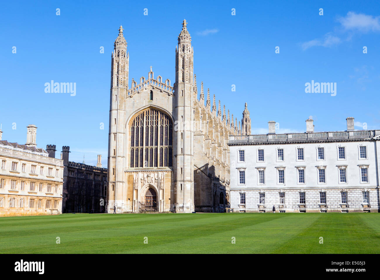 Reino Unido, Cambridge, Universidad de Cambridge, Kings College que muestra la famosa capilla gótica y el edificio James Gibbs, del río Cam Foto de stock