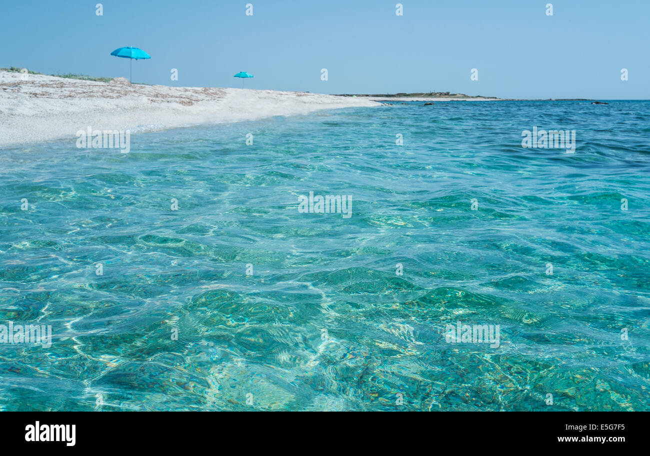 Agua azul transparente es playa Aruttas en Oristano (Cerdeña, Italia) Foto de stock