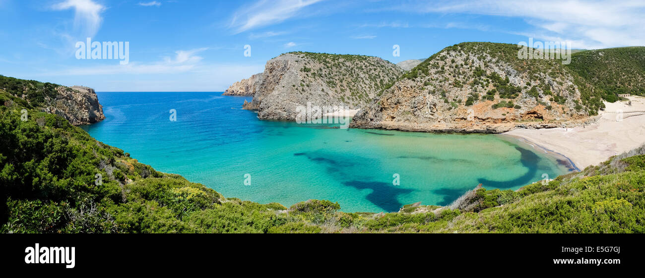Playa de Cala domestica y el promontorio, aislados y playa salvaje a lo largo de la costa oeste de Cerdeña, Buggerru, Italia Foto de stock