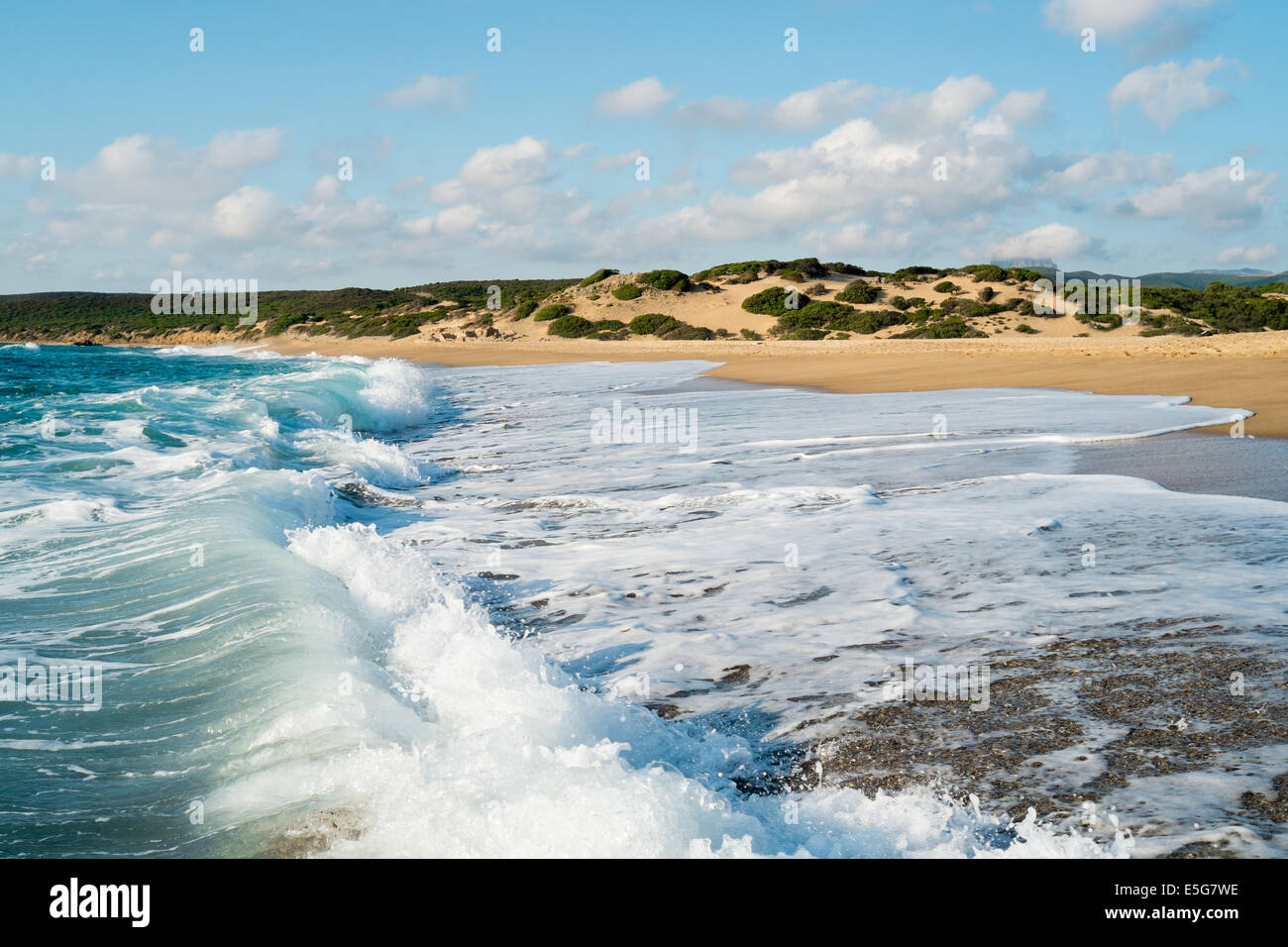 Piscinas playa Las dunas y las olas en la Costa Verde, en el oeste de Cerdeña, Italia Foto de stock