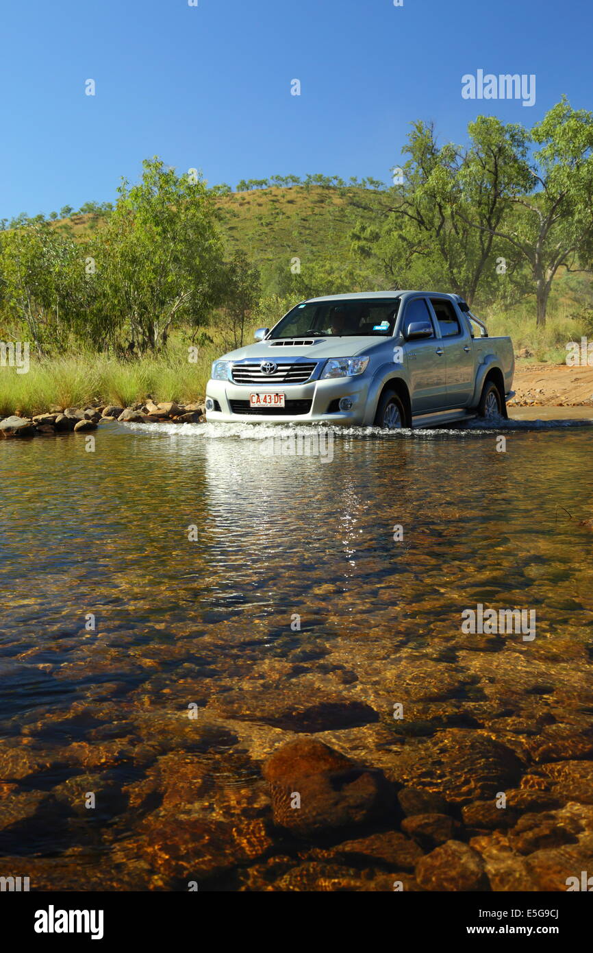 Un vehículo 4WD cruza un pequeño arroyo en la región de Kimberley en Australia Occidental. Foto de stock