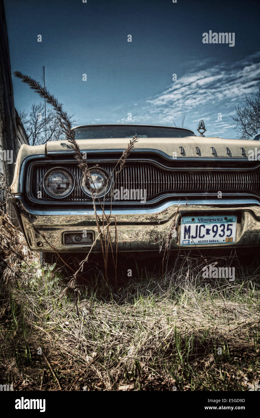 Un viejo coche Dodge Charger estadounidense dejó en un astillero en  Minneapolis, Estados Unidos Fotografía de stock - Alamy