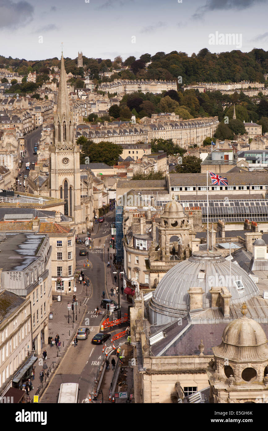 Reino Unido, Inglaterra, Wiltshire, centro de la ciudad, baño vista elevada de High Street y la iglesia de San Miguel desde el techo de la Abadía Foto de stock