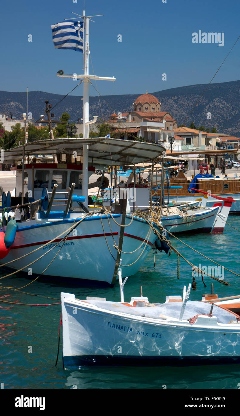 Los barcos en el puerto en la aldea de Kilada, Argolida, Peloponeso, Grecia Foto de stock