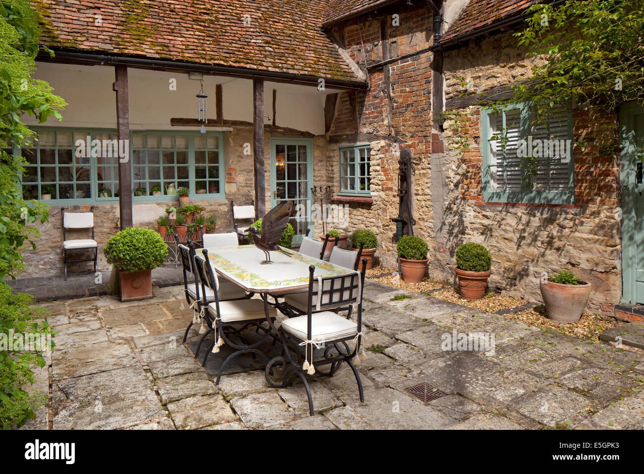 El jardín exterior terraza zona para comer en el patio de la casa,Inglaterra Foto de stock