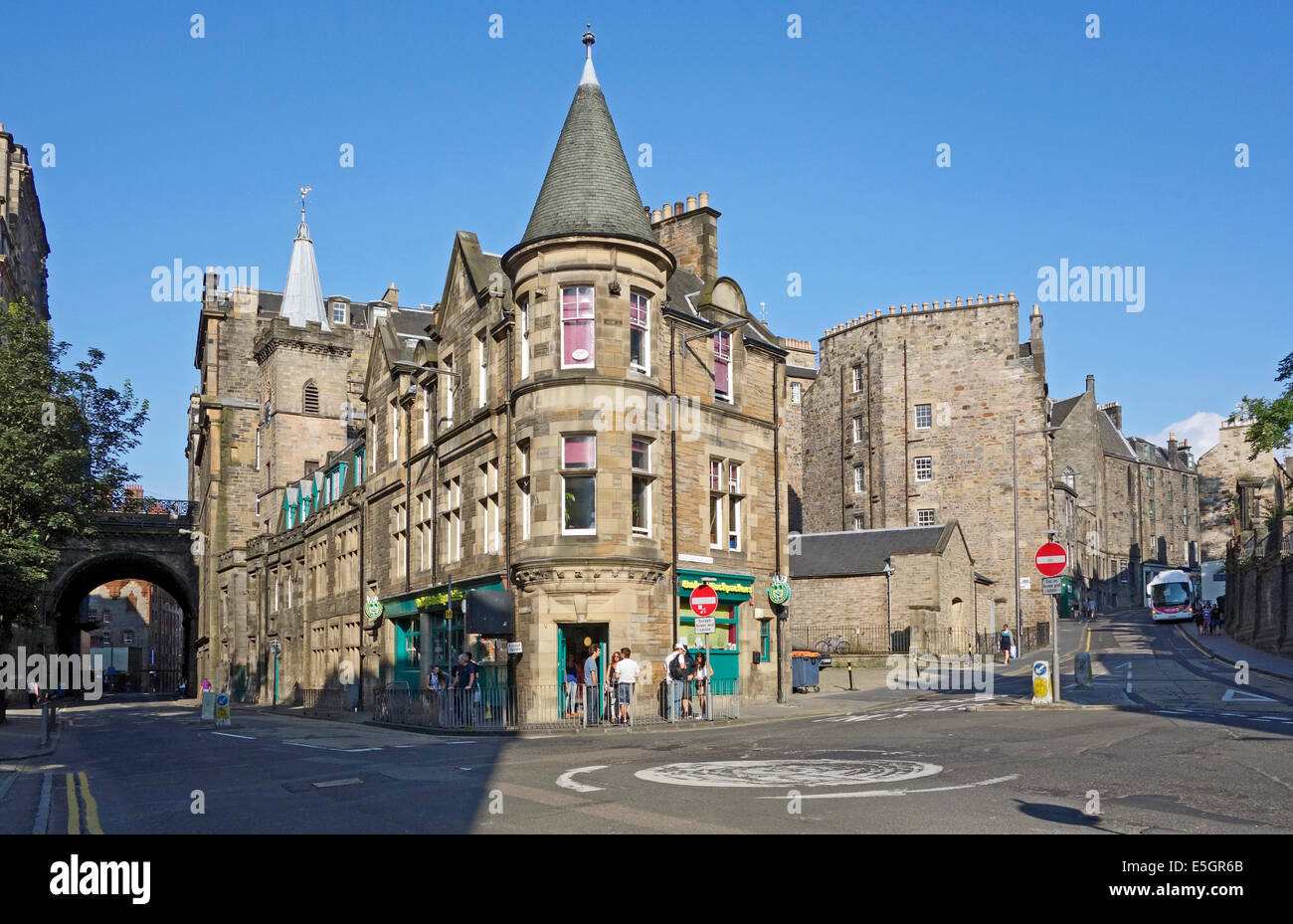 Cruce en Cowgate y Candlemaker Row en Edimburgo con presupuesto Backpackers Hostel Edinburgh Centre & Magdalena capilla a la izquierda. Foto de stock