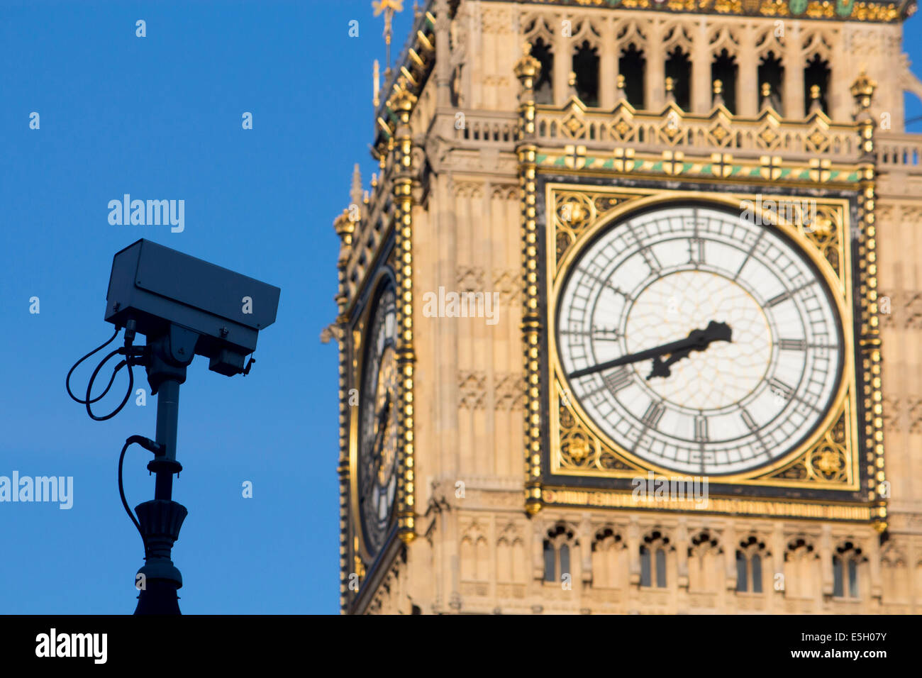 Circuito cerrado de televisión CCTV Cámaras de vigilancia de seguridad junto a las Casas del Parlamento, el Big Ben de Londres Inglaterra Foto de stock