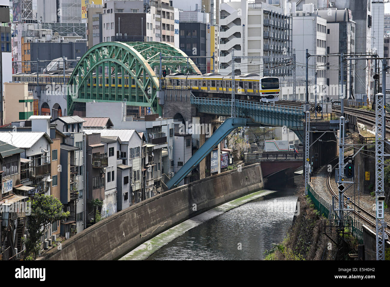 Los ferrocarriles cruzando el río Kandagawa, Tokio, Japón. Foto de stock