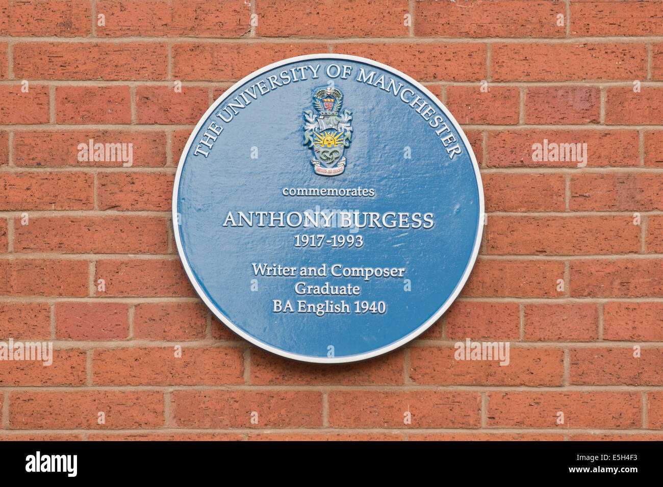 Una placa para conmemorar el escritor Anthony Burgess, ubicado en el campus de la Universidad de Oxford Road (fuera del área) en Manchester. Foto de stock