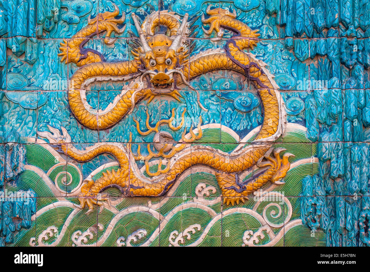 Escultura de dragón en la pantalla Muro de la Ciudad Prohibida. Foto de stock