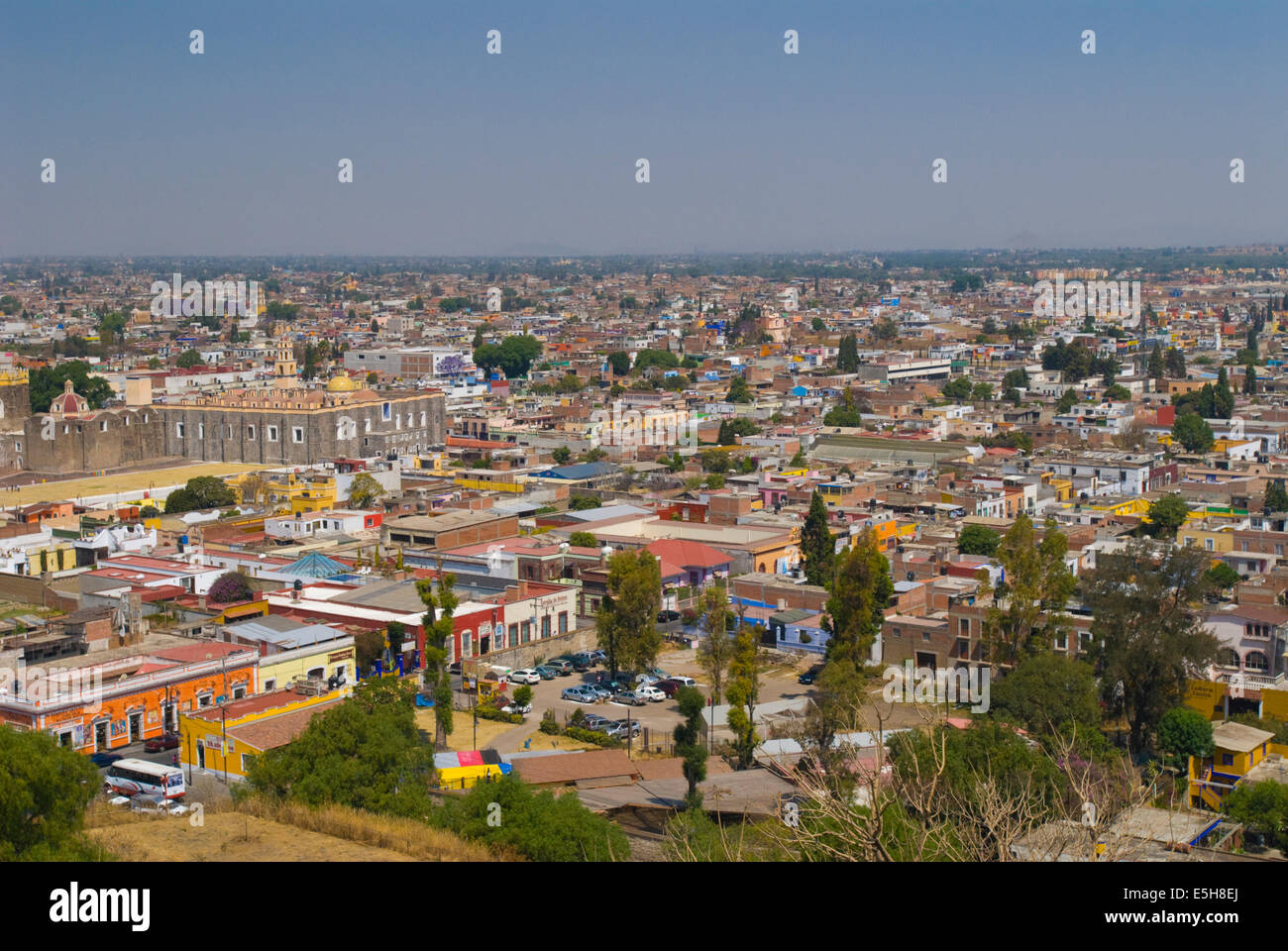 Vista de Cholula, México desde la iglesia de Nuestra Señor de los remedios o Nuestra Señora de los Remedios. Foto de stock