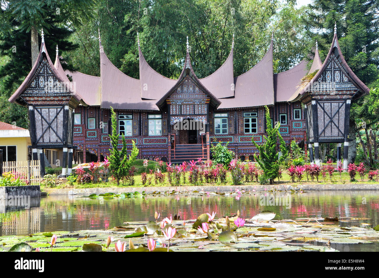 91 Gambar Rumah Gadang Dan Rangkiang Terbaik