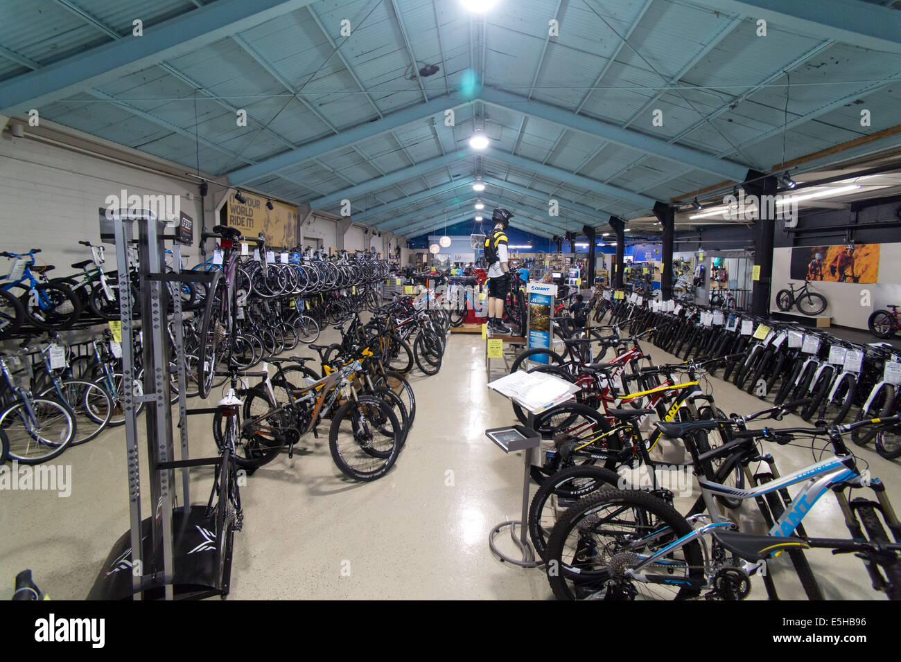 Almacén de bicicletas, una mega tienda de bicicletas local en Pacific  Beach, en julio de 2014 Fotografía de stock - Alamy