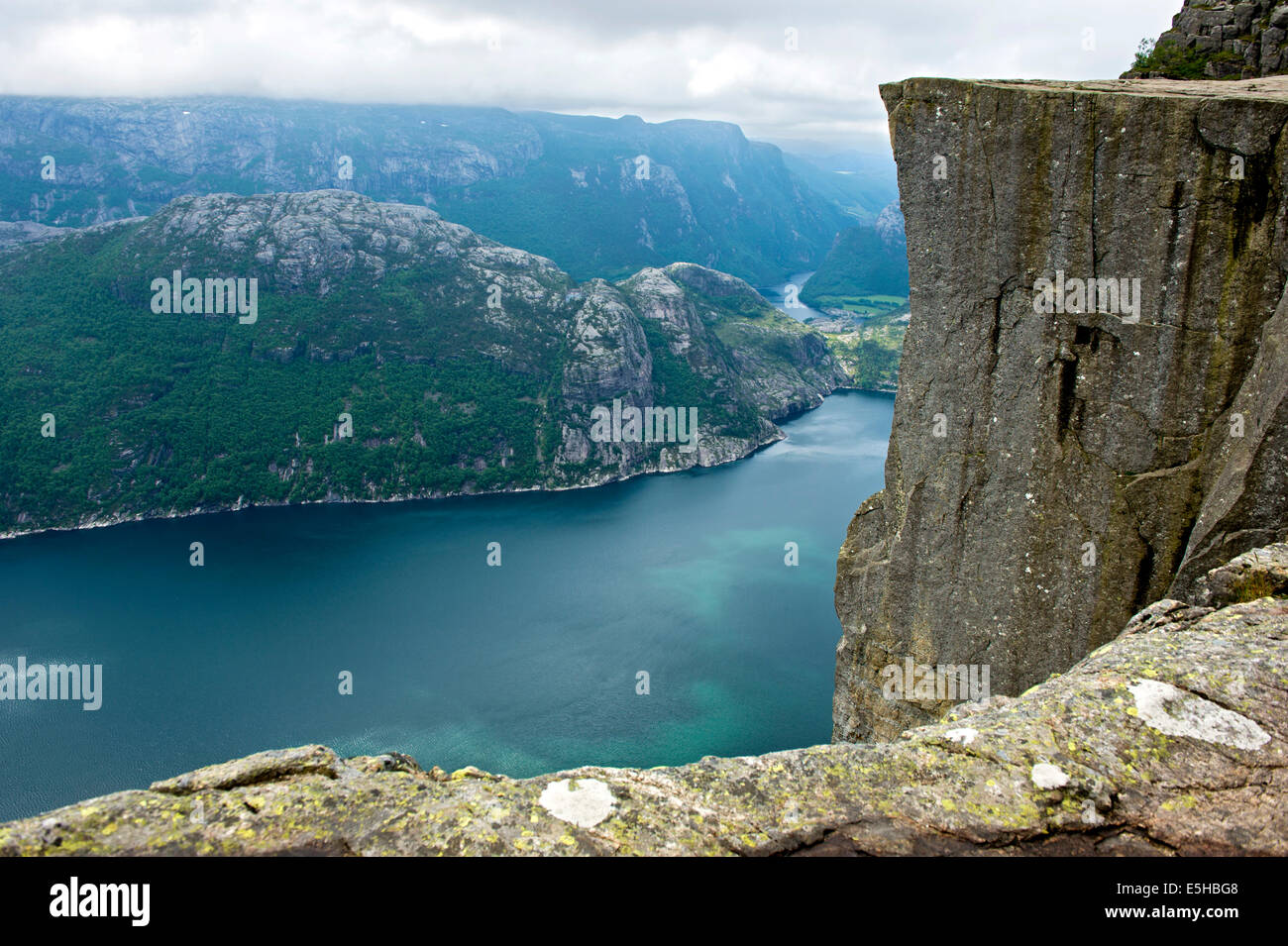 El fiordo de Lyse, la roca púlpito a la derecha, Rogaland, Noruega Foto de stock