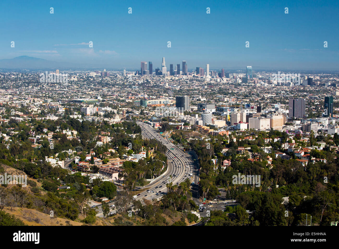 Vistas a la ciudad y la autopista de Hollywood en Los Ángeles, California, Estados Unidos. Foto de stock