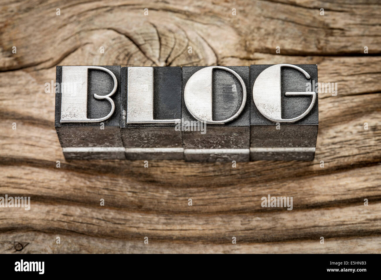 Blog word en tipografía metal tipo bloques de impresión contra la curtida madera de grano Foto de stock
