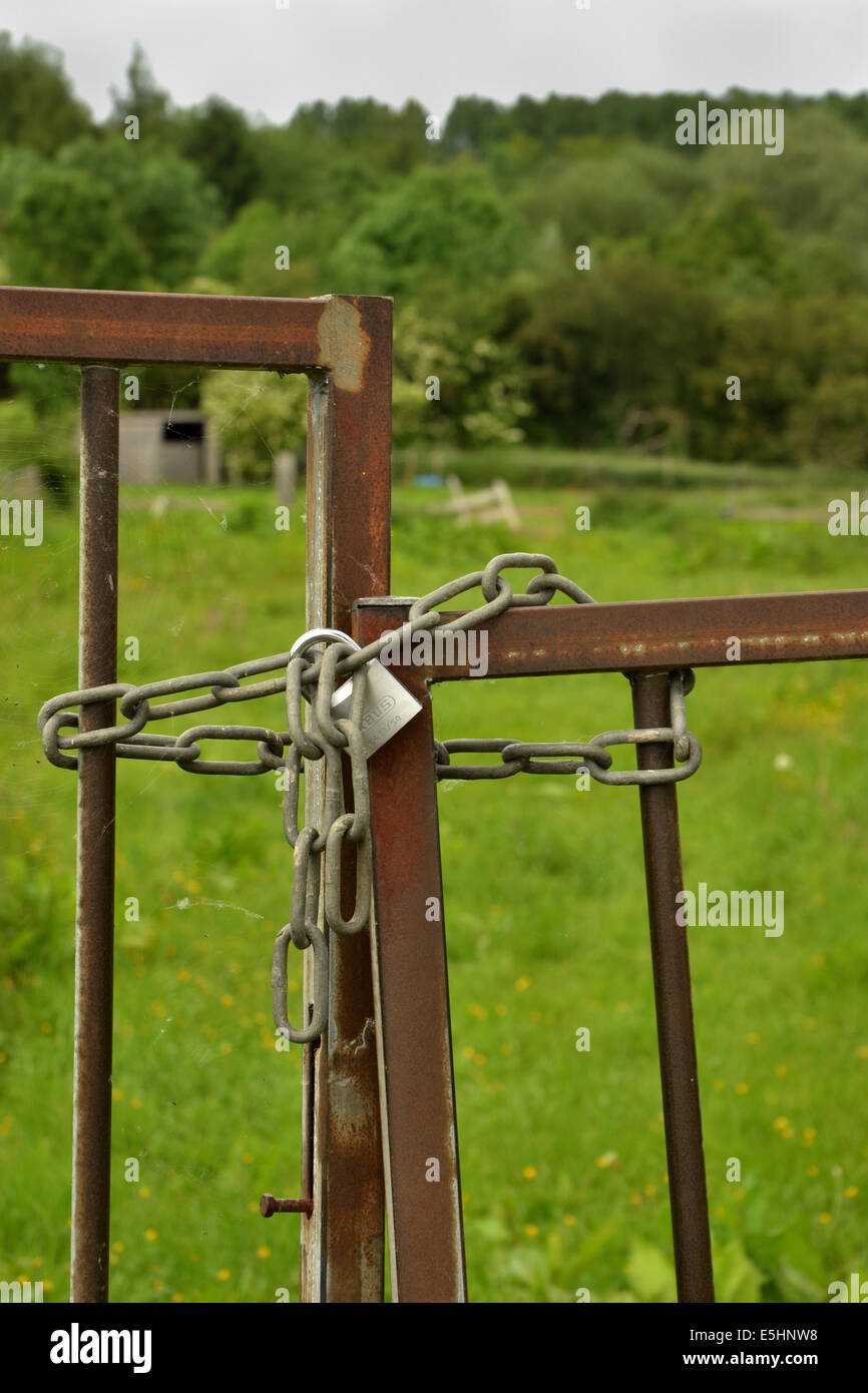 Rusted metal gate bloqueada con candado. Foto tomada en Heerlen, en la provincia de Limburgo, de los Países Bajos. Foto de stock
