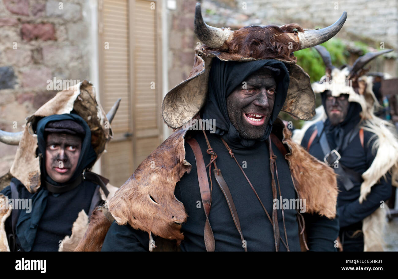 El carnaval de Oniferi. En cada febrero los ciudadanos de Oniferi y el