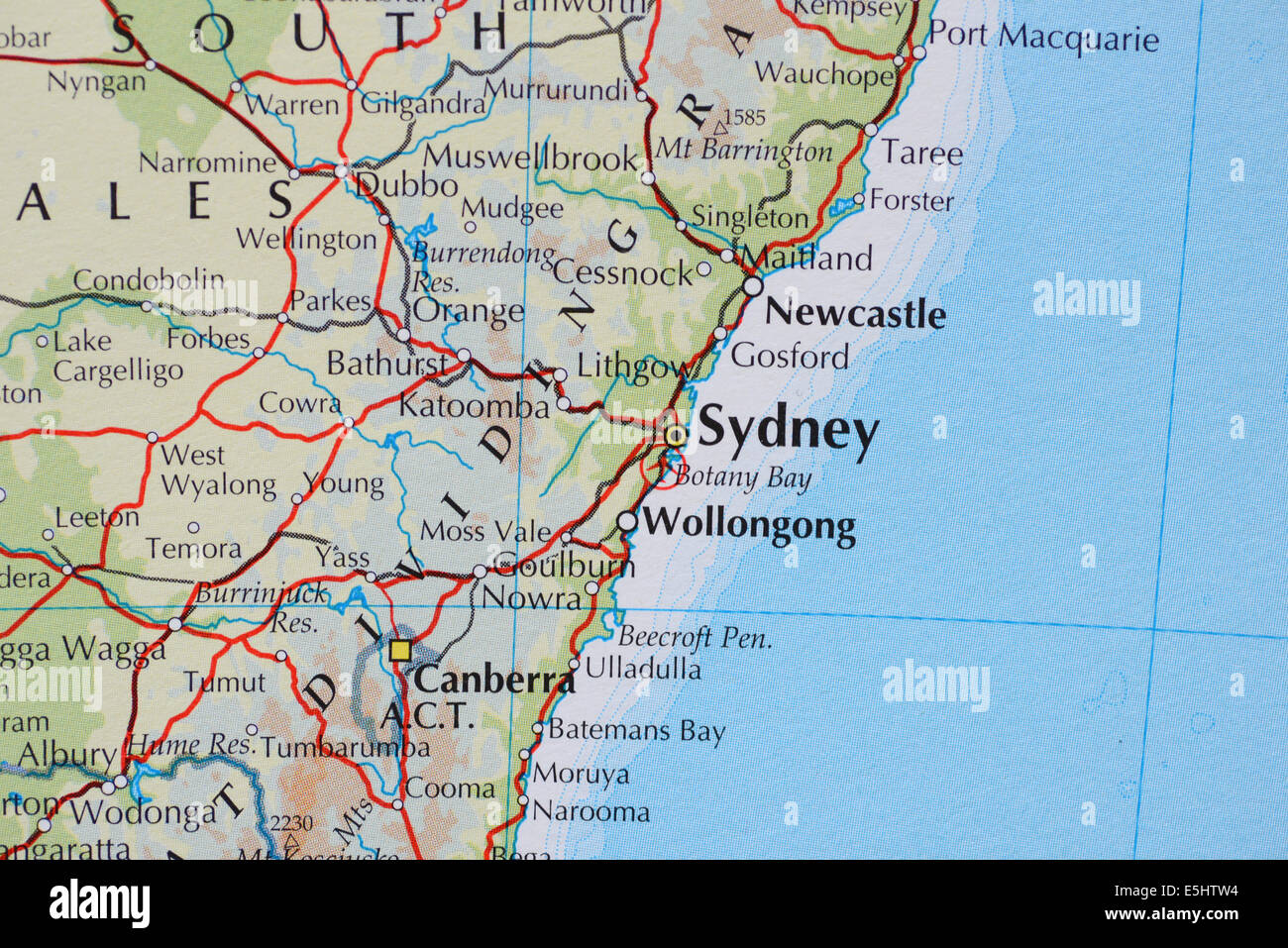 Atlas mapa mostrando las ciudades de Sydney, Nueva Gales del Sur, Australia y el Canberra, la capital australiana Foto de stock