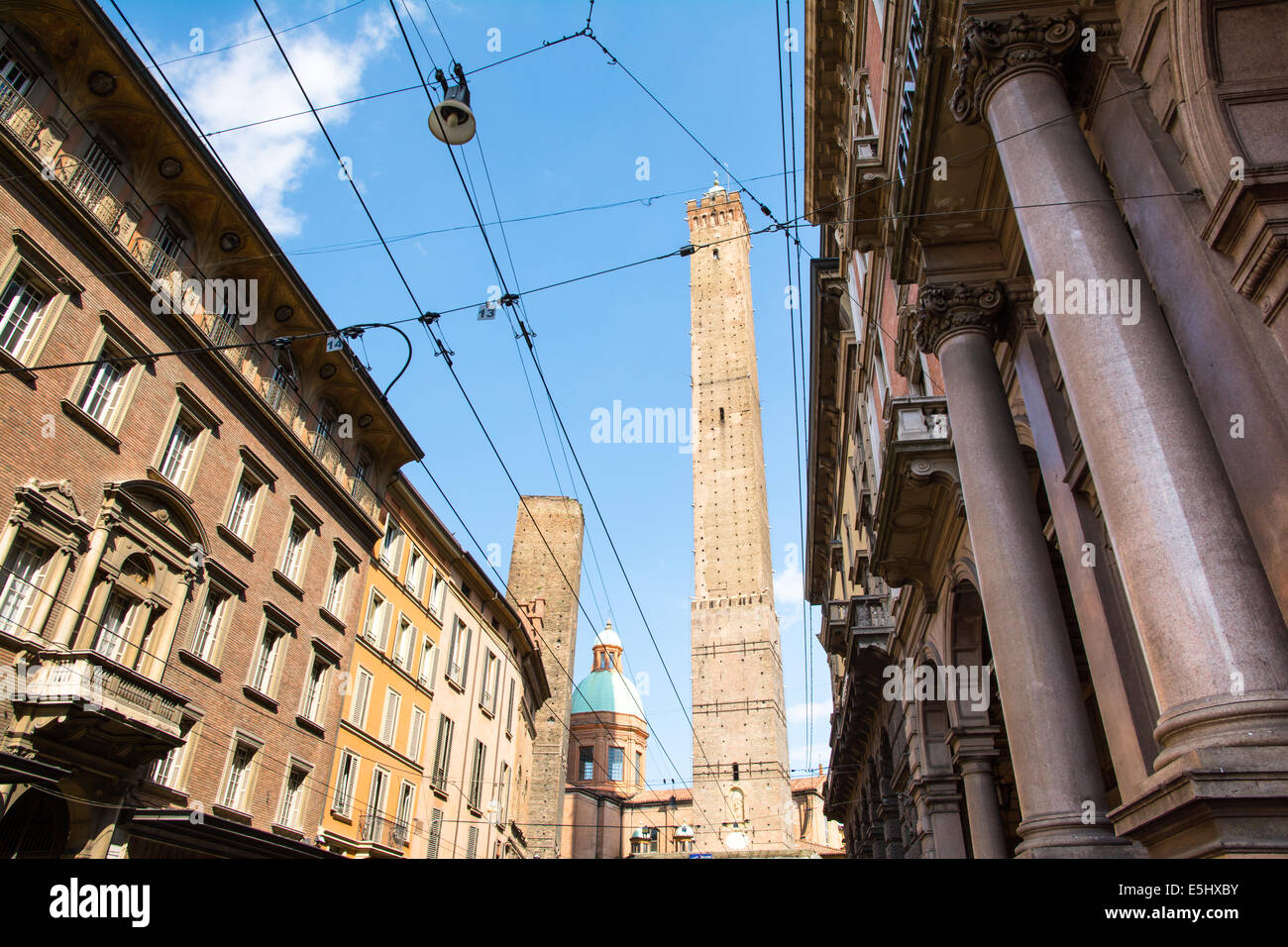Bolonia,Italy-May 17,2014:vista pintoresca de las famosas Dos Torres de Bolonia durante un día soleado Foto de stock