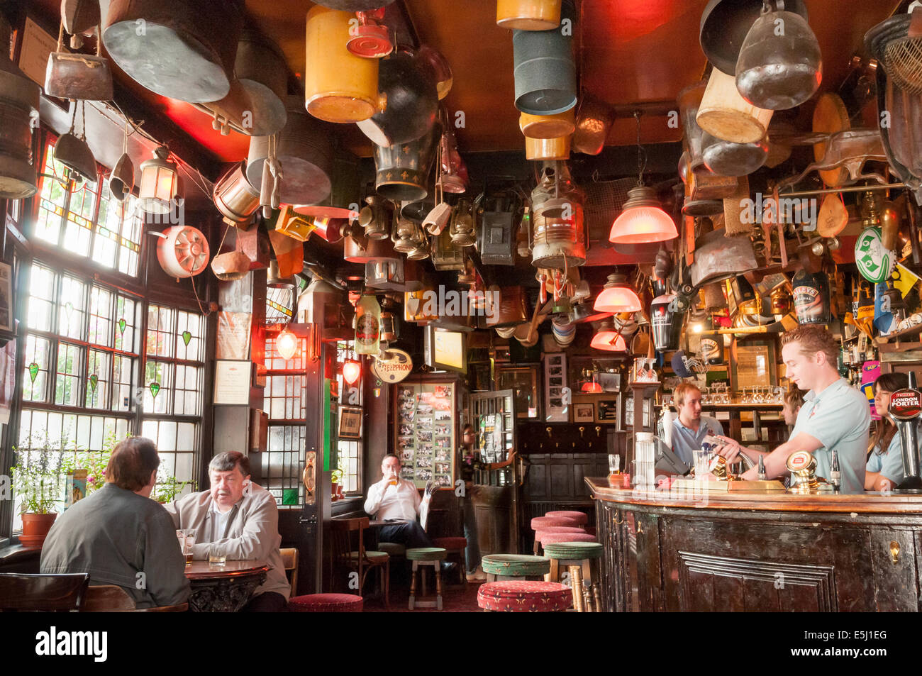 El Churchill Arms Pub, Kensington, Londres, Inglaterra, Reino Unido. Foto de stock