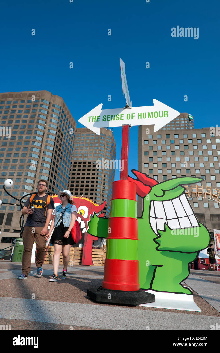 Pareja paseando en la explanada de la Place des Arts durante el Festival Just for Laughs de Montreal, provincia de Quebec, Canadá Foto de stock