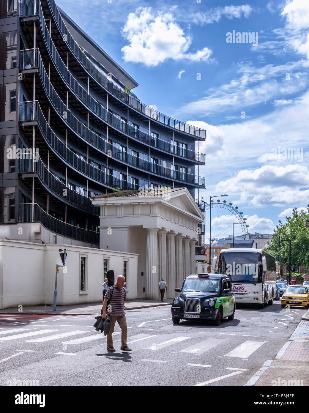 Pórtico de ex Unitarian Chapel con columnas clásicas de lujo moderno edificio de apartamentos en