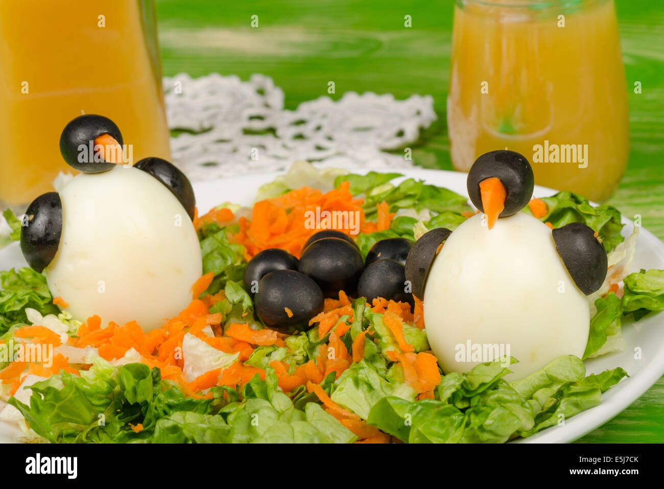 Ensalada fresca con huevos decorados como pingüinos, funny kid alimentos  Fotografía de stock - Alamy