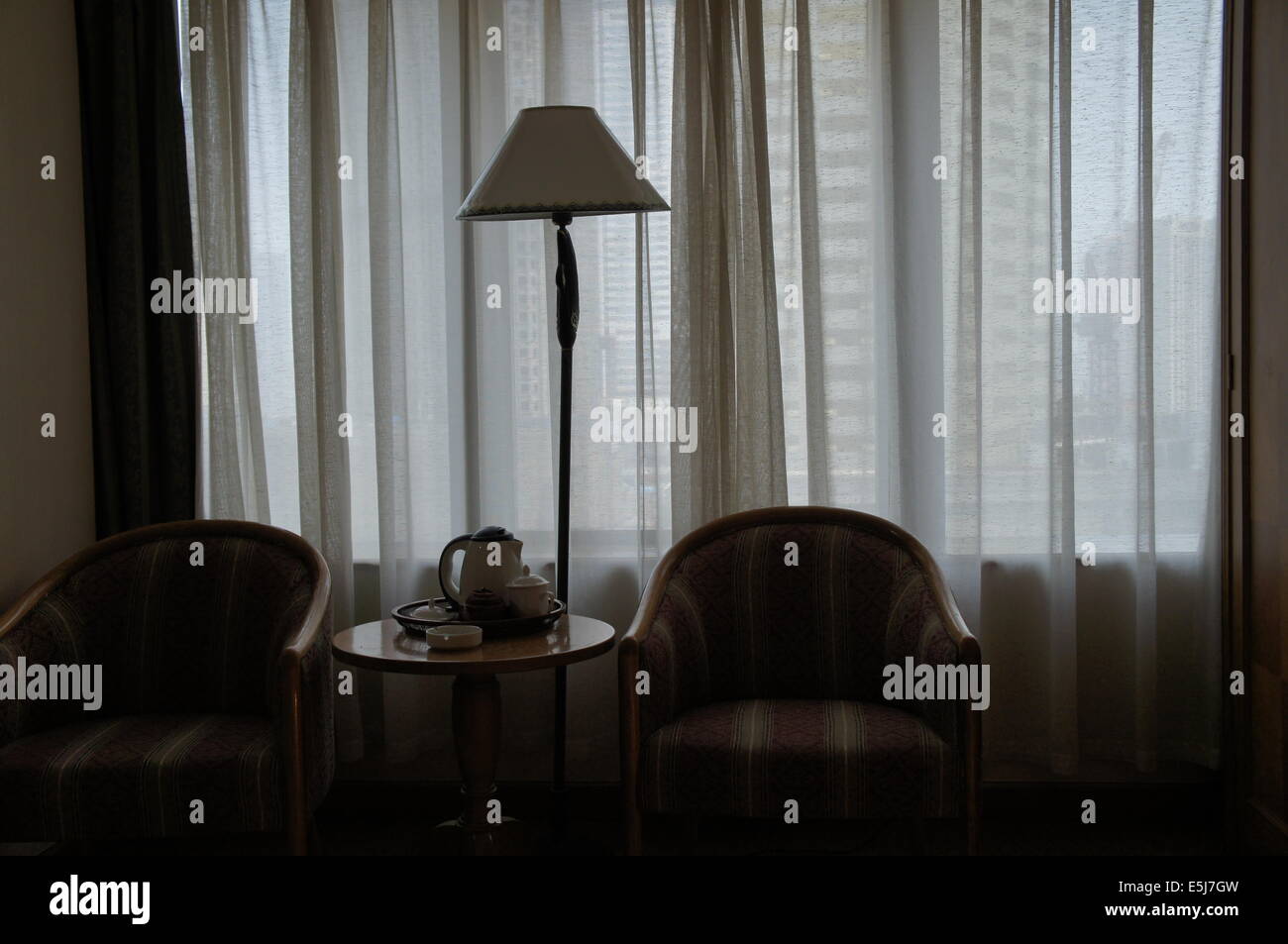Silhoutte de habitación de hotel con la vista de la ventana Foto de stock