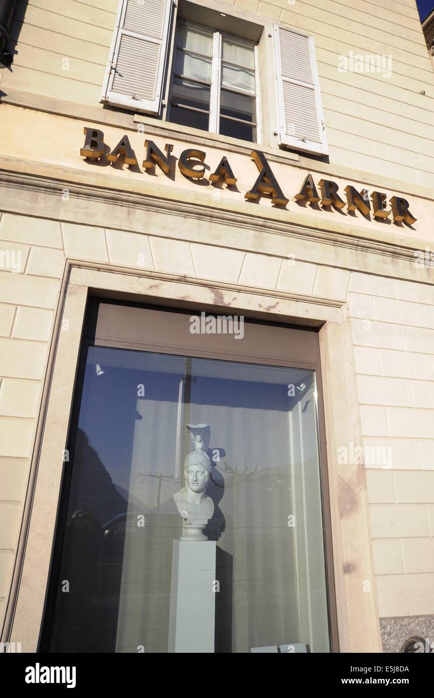 Bancos en Lugano, Suiza, sede del Banco Arner Foto de stock