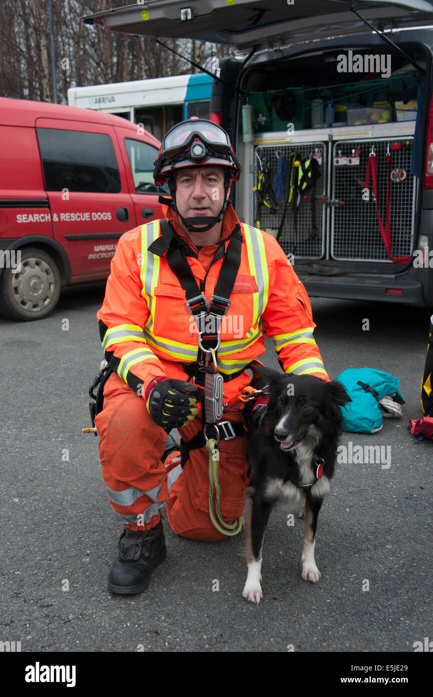 Fire & y Rescate Urbano usar dog handler Búsqueda Foto de stock